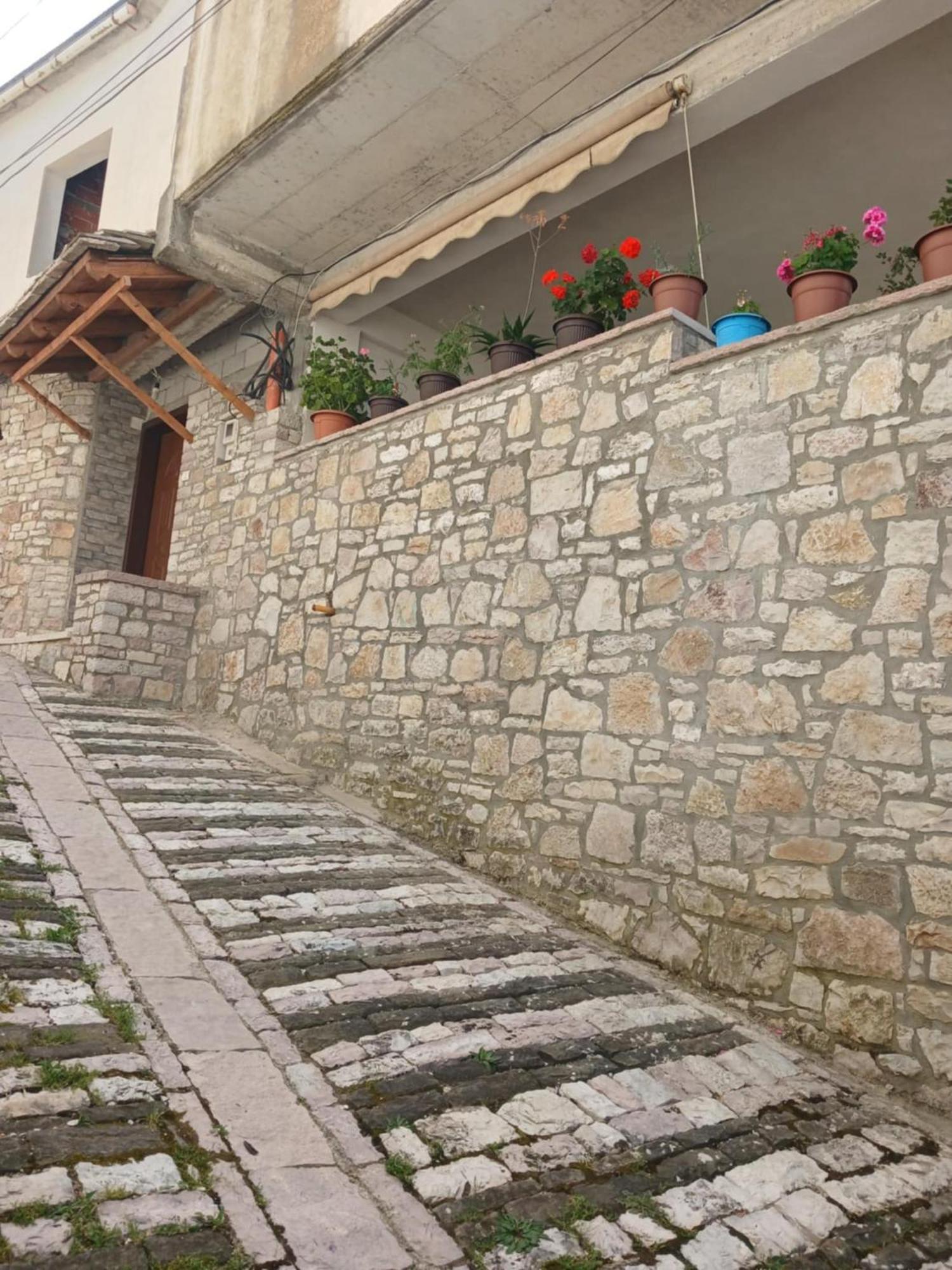 Eniguesthouse Gjirokaster Ngoại thất bức ảnh